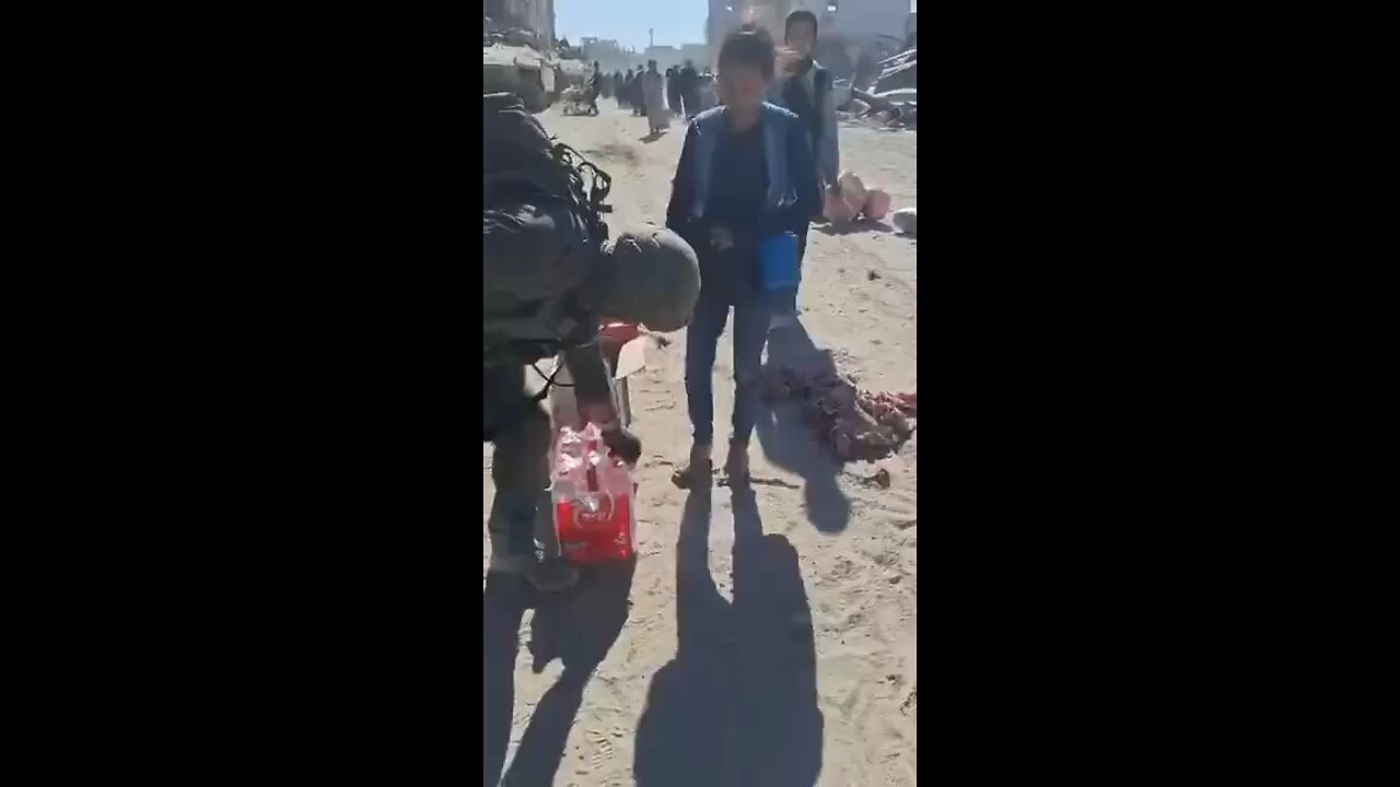 IDF gives water to Gazans in Jabalia.