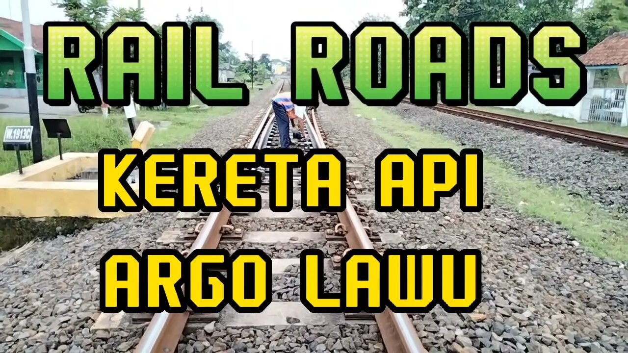 kereta api ARGO LAWU mau lewat