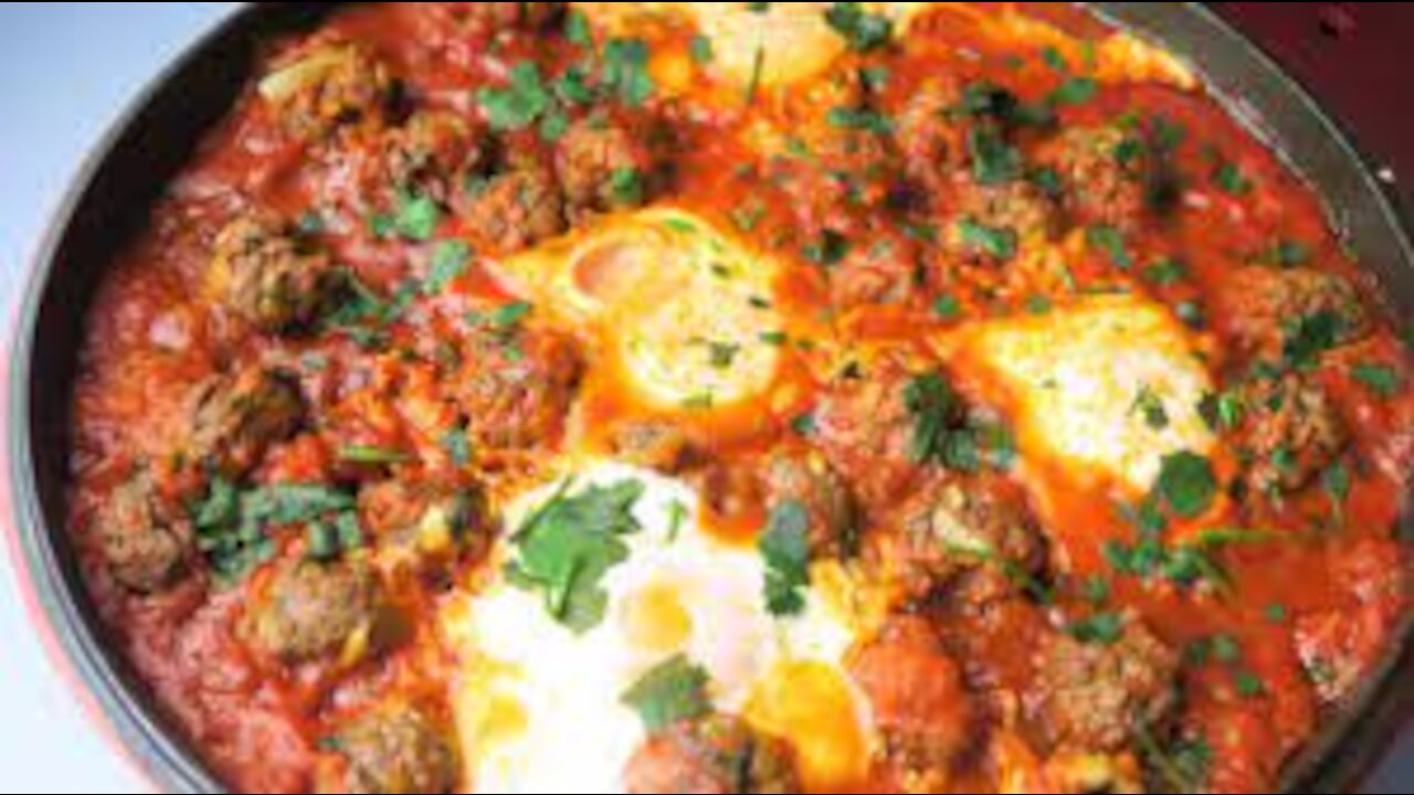 how to coock Tajine de kefta aux oeufs طاجين الكفتة بالطماطم والبيض