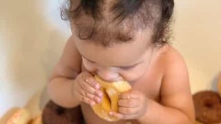 Un bébé prend un vrai bain de donuts