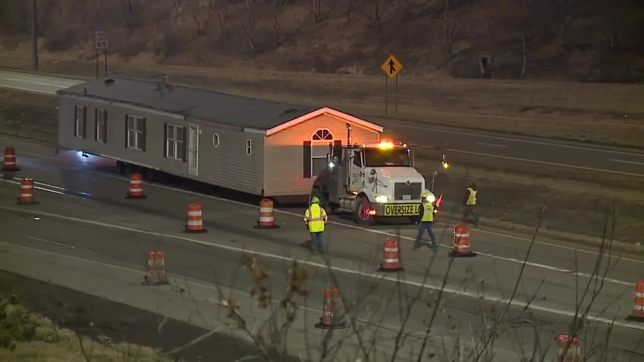 Crews remove modular home from I-77 in Canton