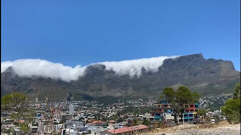 SOUTH AFRICA - Cape Town - Clouds roll over Table Mountain(Video) (Ymn)