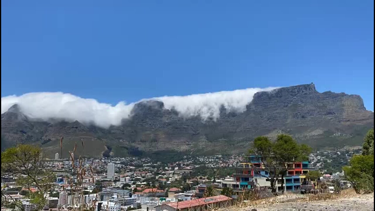 SOUTH AFRICA - Cape Town - Clouds roll over Table Mountain(Video) (Ymn)