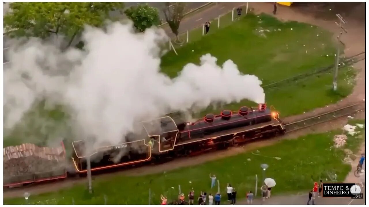 Trem Maria Fumaça vira atração turística em Curitiba