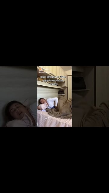 mulher peida quando filho fica na cama #shorts