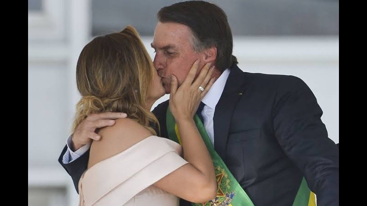 O beijo do Bolsonaro na esposa e a hipócrita feminista Meghan Markle