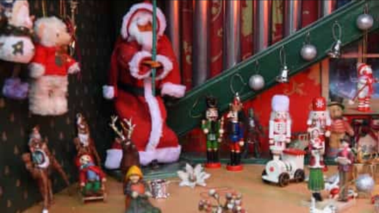 오래된 전화 부스를 크리스마스 뮤직박스로