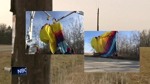 2 rescued after hot air balloon hits Wisconsin power lines