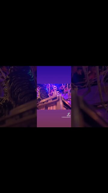 #TARDIS VS SKELETON 🎃 #HHN #HHN31 #HALLOWEENHORRORNIGHTS #HALLOWEEN #DOCTORWHO #SUBSCRIBE #SHORTS