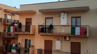 Bairro italiano canta hino das varandas em momento emocionante