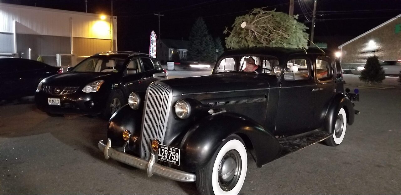 1936 Buick Model 60 Century. Checking out the Christmas lights (5A)