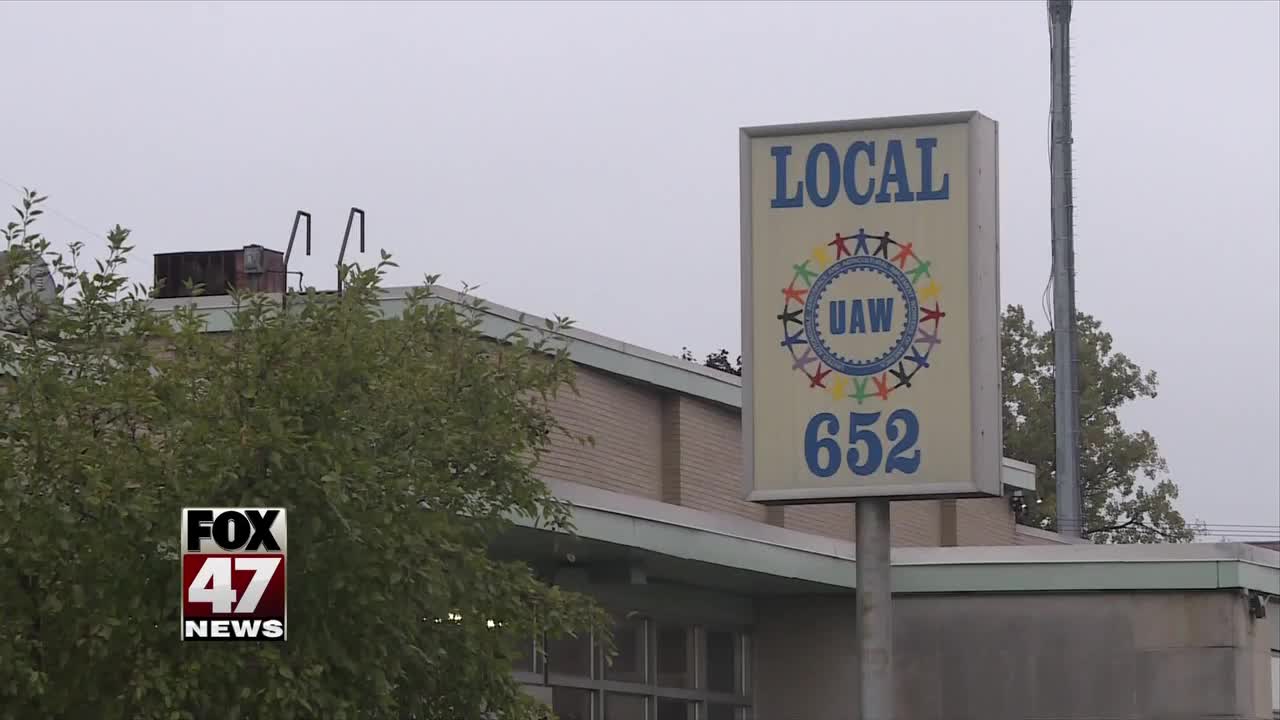 Hundreds file into Lansing Center for UAW vote meeting