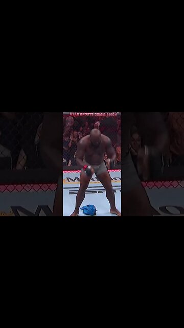 Derrick Lewis throws so hot 🔥 he has to drop his shorts