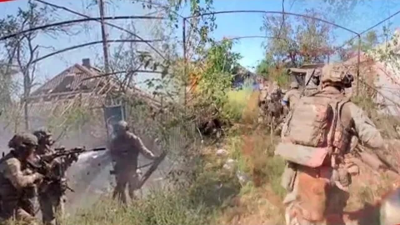 footage of Ukraine soldiers attacking the houses where are Russians