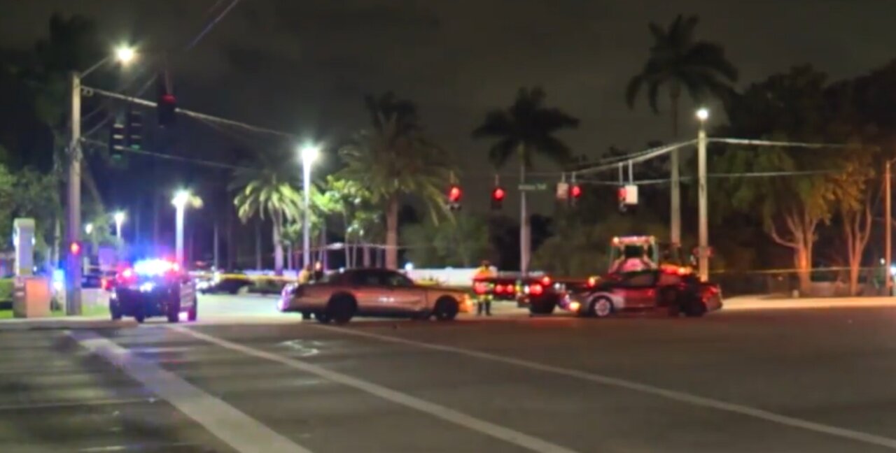 1 person shot outside Boca Raton shopping center; shooter sought