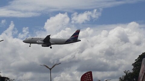 Airbus A320 PR-MBF en approche finale avant d'atterrir à Manaus depuis Brasilia