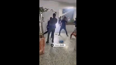 شرطة الاحتلال تعتدي بوحشية على شاب خلال اقتحام منزل في مدينة رهط بالنقب. .