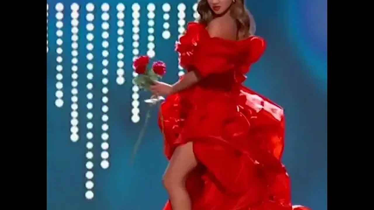 PRETTY MAINE MISS UNIVERSE