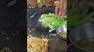 CHILLI FRIED BURGER Pakistan Street Food #shorts #karachifood #streetfood #pakistanistreetfood