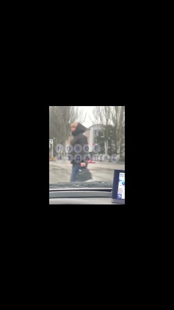 Ukraine War - Civilian tries to disrupt Russian convoy