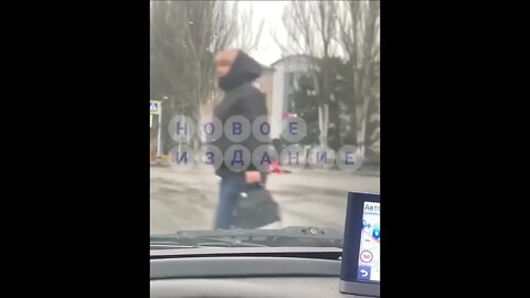 Ukraine War - Civilian tries to disrupt Russian convoy