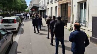 Une impressionnante file d'attente devant Darty à Paris