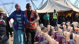 SOUTH AFRICA - Cape Town - Lulwazi and the Gift of The Givers Donating Food Parcels (Video) m (XqX)