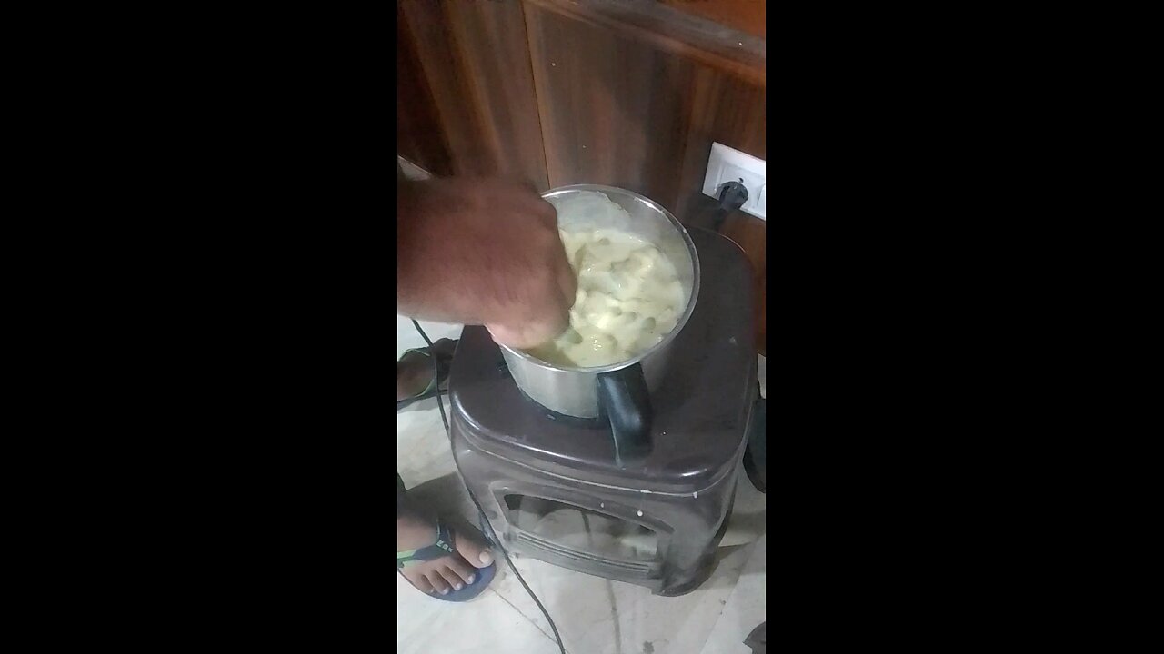 Faluda banate hue