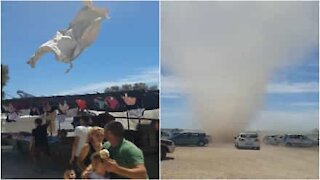 Un mini tornado sorprende i partecipanti di una feria