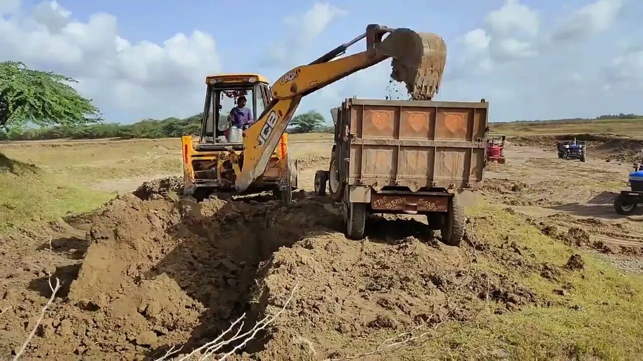 JCB LOADING DIRT IN TRACTOR JCB WORK IN RIVER DIRT જેસીબી વિડીયો #jcb #tractor