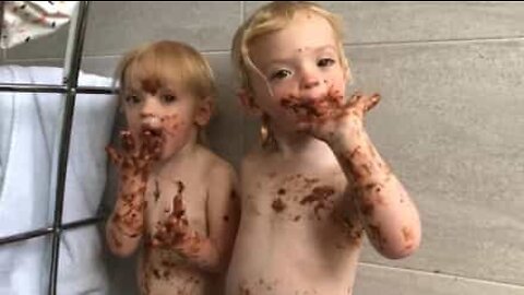 Twins make a mess with Nutella