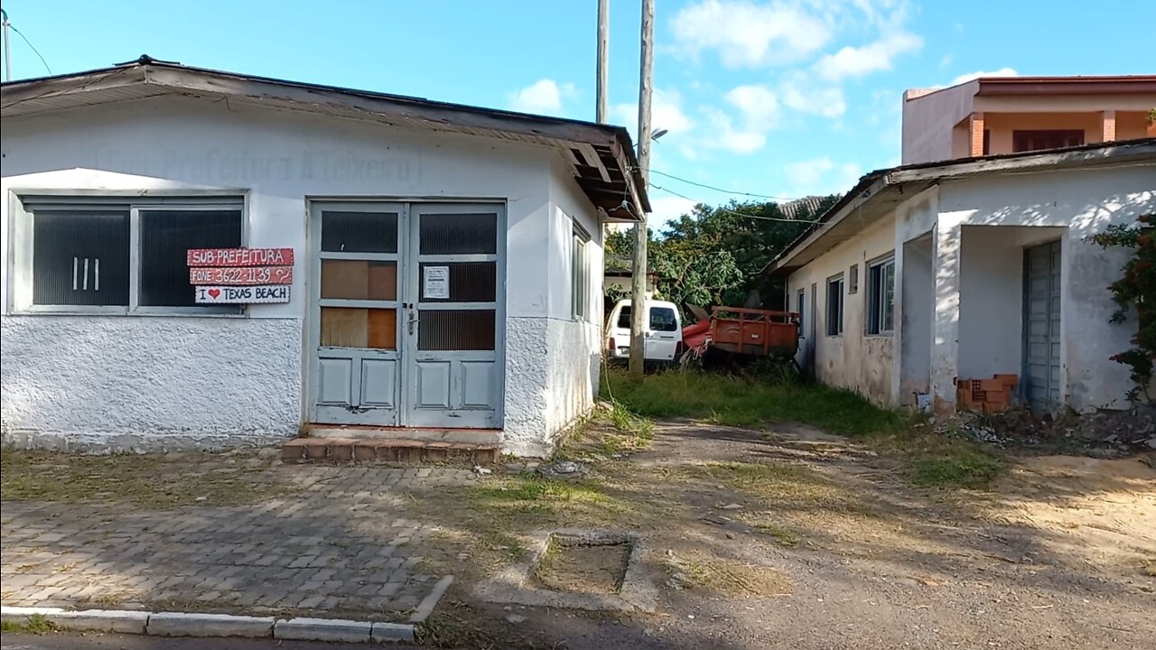 Antiga sub prefeitura de Arroio Teixeira abandonada e um ar condicionado funcionando