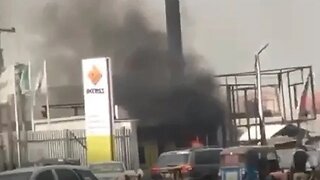 Just In: Fire guts bank amidst protest over scarcity of new Naira notes in Warri, Delta State