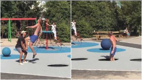 Chi ha detto che i parchi gioco sono solo per bimbi?