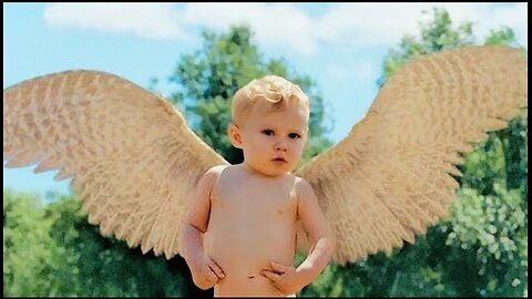 Little boy is born with wings and can fly！