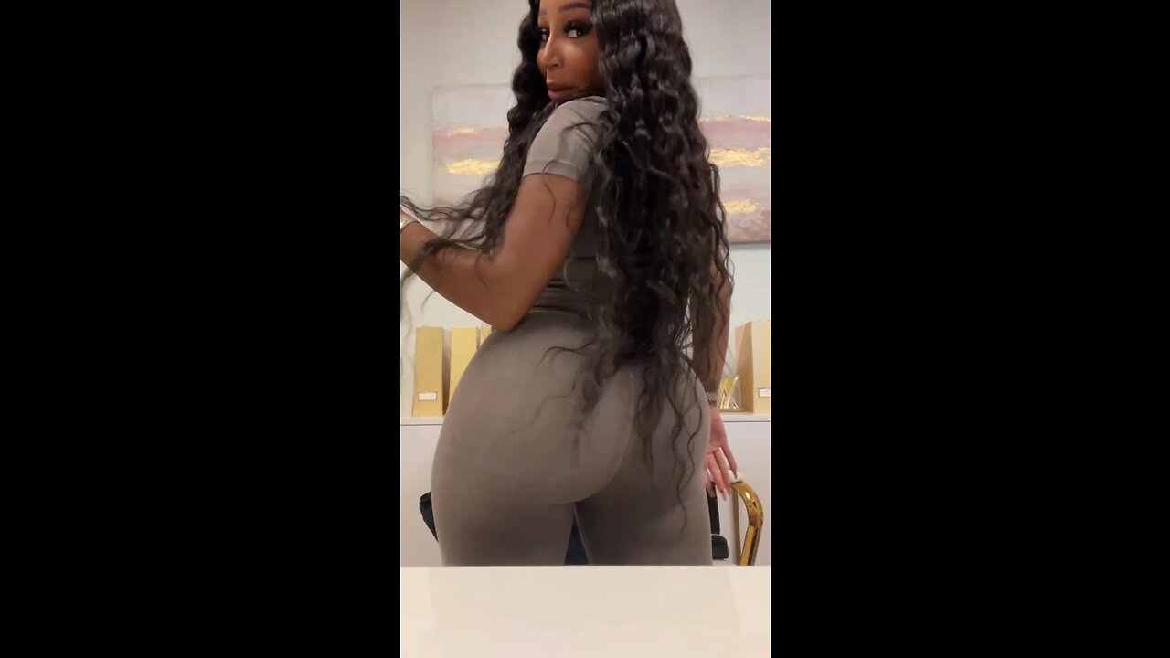 Jai Nice Twerking in grey legging [Short]