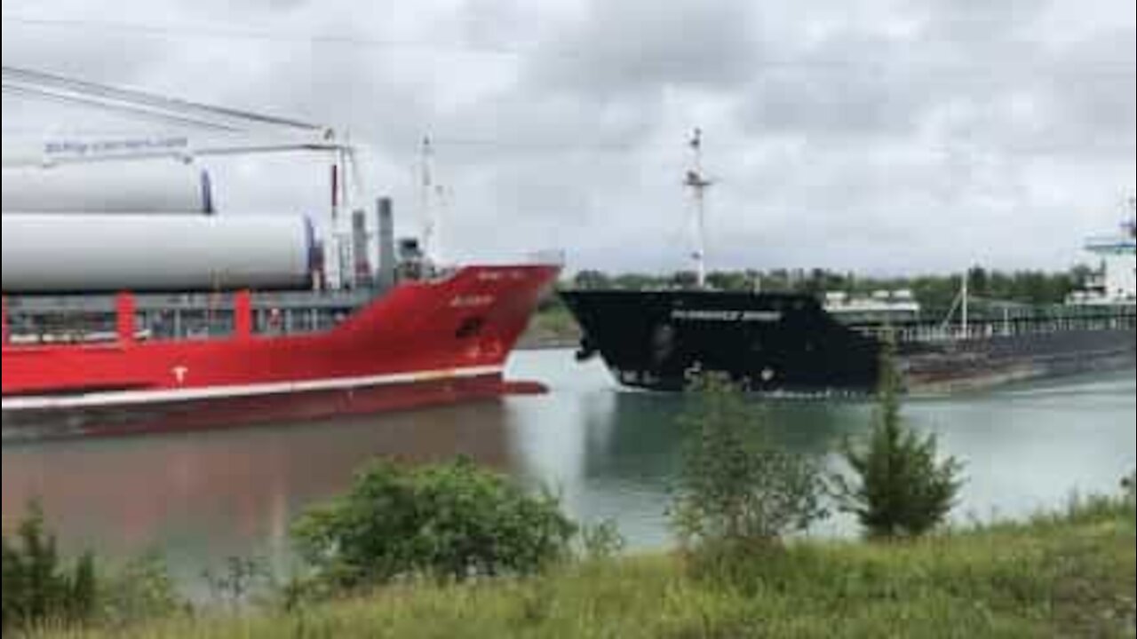 Navios colidem em canal no Canadá