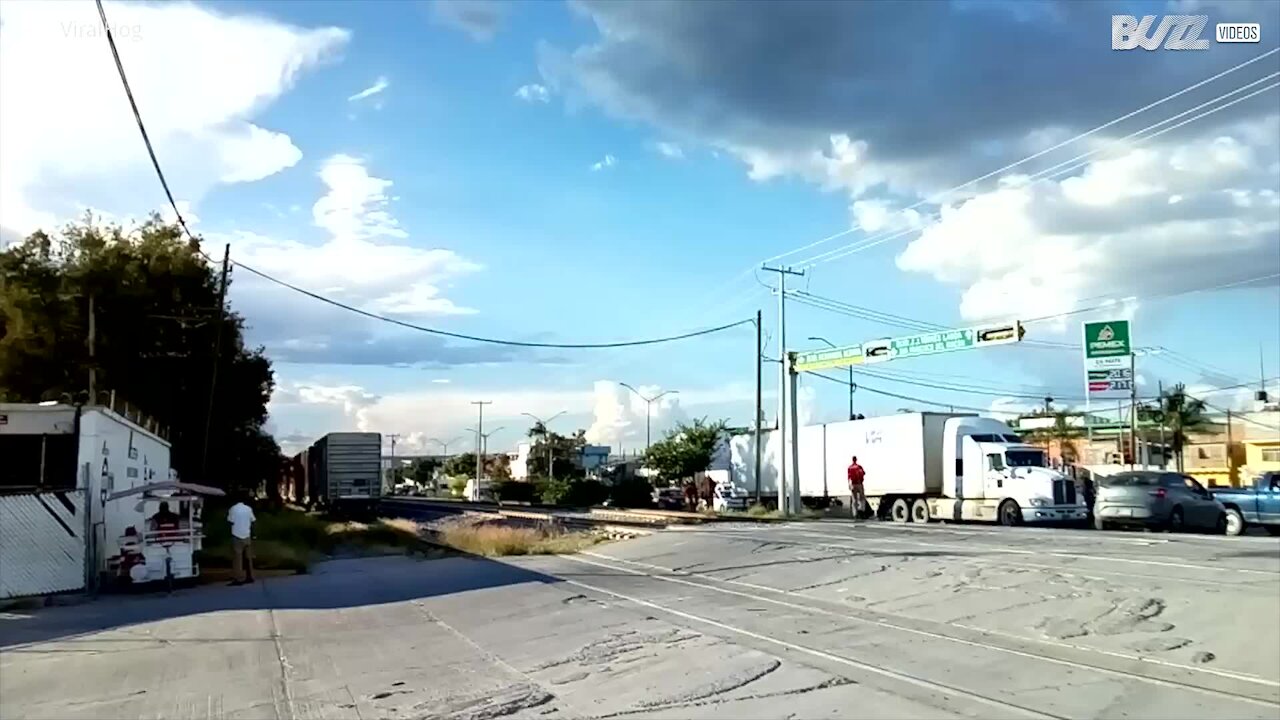 Camion attraversa i binari del treno nel momento peggiore