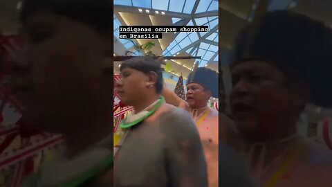 Índios no shopping de Brasília