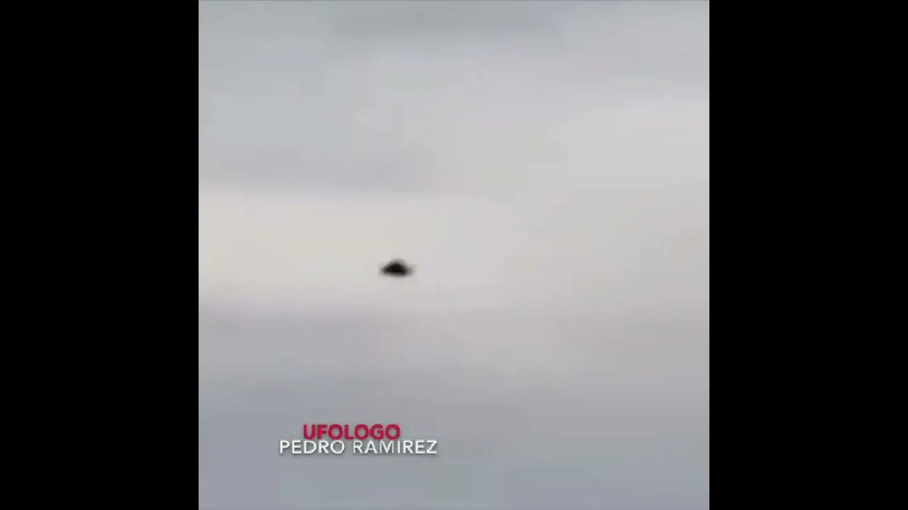 UFO SIGHTING 🛸 A Pleadian type Ship Quickly crosses very close to the Beach 🛸