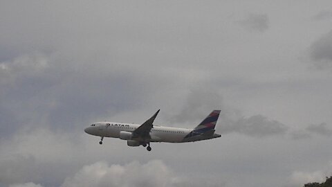 Airbus A320 PR-AYX na final antes de pousar em Manaus vindo de Guarulhos 22022021