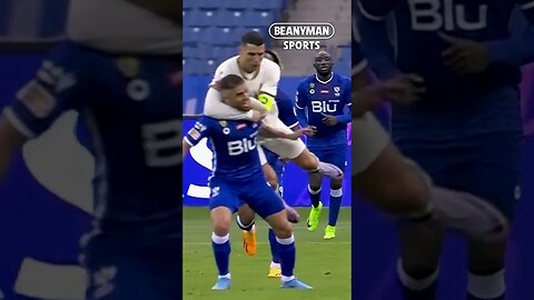 Cristiano Ronaldo takes down Al Hilal player down with a HEADLOCK! Michael Oliver gives yellow card