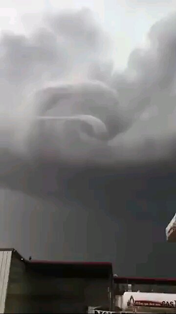 Tornado: Gnarly video of a Tornado forming.