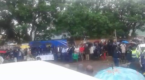 Crowds gather at crime scene of Eastern Cape police station attack (4Dp)