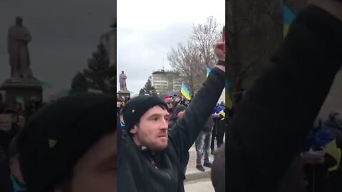 Ukrainians tell Russian troops "Go home! We are not your enemies." #shorts