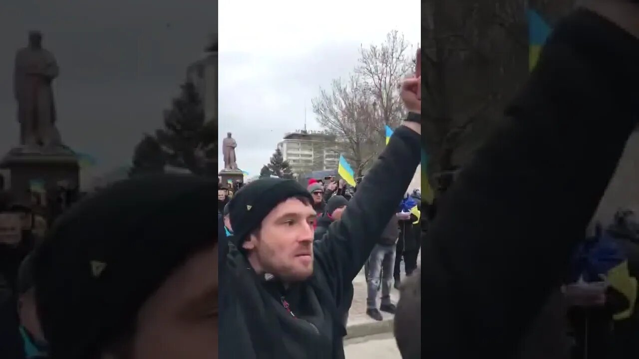 Ukrainians tell Russian troops "Go home! We are not your enemies." #shorts