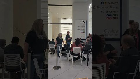 SORPRENDEN A UN HOMBRE CON UN CORO QUE LE CANTA EL CUMPLEAÑOS EN EL OCULUS NYC