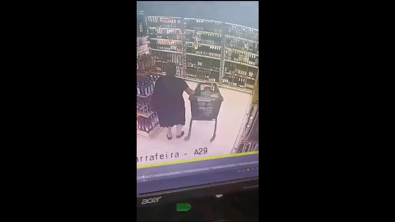 WOMAN SHIT INSIDE SUPERMARKET SURVEILLANCE CAMERA FILM EVERYTHING