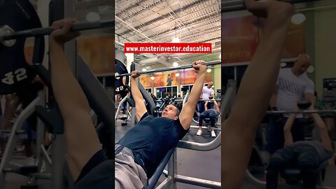 How to get to financial freedom and build muscle? MASTER INVESTOR #shorts #investing #cashflow