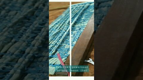 Tutorial pewarnaan benang pakan tenun ikat motif... #shorts #viral #tutorial